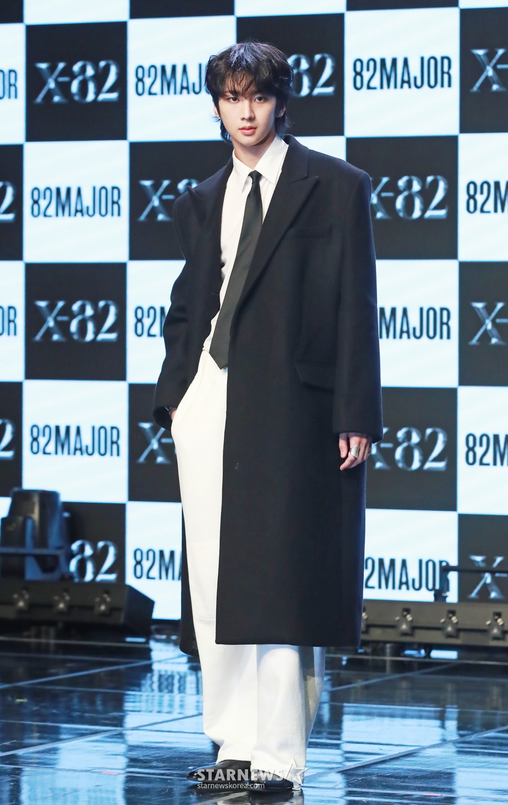 그룹 82메이저(82MAJOR) 남성모가 15일 오전 서울 강남구 일지아트홀에서 진행된 미니 2집 ‘X-82'(엑스-82) 발매기념 쇼케이스에서 포즈를 취하고 있다. 이번 앨범에는 타이틀곡 ‘혀끝'(Stuck)을 비롯해 ‘가시밭길도 괜찮아'(Thorns), ‘Face Time'(페이스 타임), ‘Gossip'(가십) 등 총 4곡이 수록됐다. /2024.10.15 /사진=이동훈