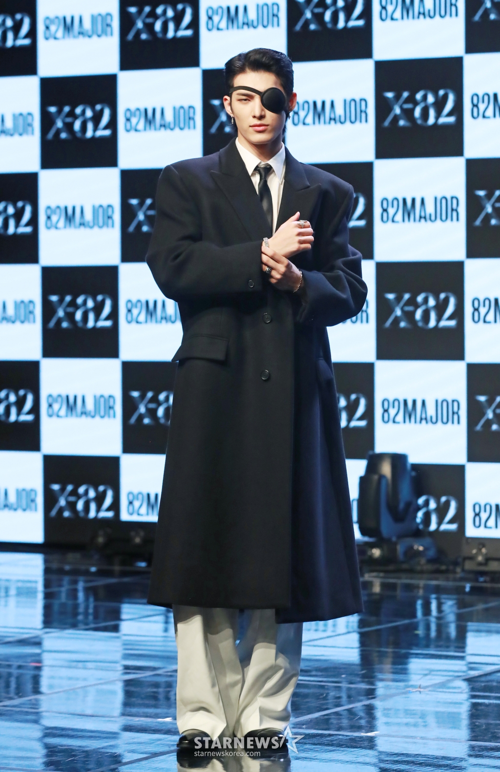그룹 82메이저(82MAJOR) 윤예찬이 15일 오전 서울 강남구 일지아트홀에서 진행된 미니 2집 ‘X-82'(엑스-82) 발매기념 쇼케이스에서 포즈를 취하고 있다. 이번 앨범에는 타이틀곡 ‘혀끝'(Stuck)을 비롯해 ‘가시밭길도 괜찮아'(Thorns), ‘Face Time'(페이스 타임), ‘Gossip'(가십) 등 총 4곡이 수록됐다. /2024.10.15 /사진=이동훈