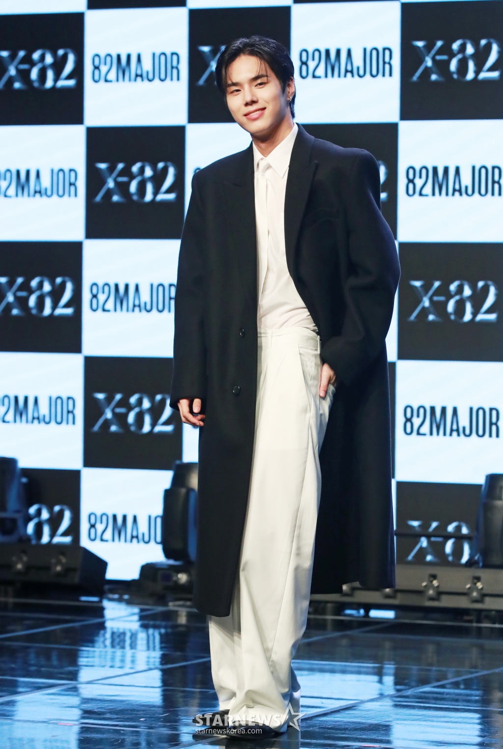 그룹 82메이저(82MAJOR) 황성빈이 15일 오전 서울 강남구 일지아트홀에서 진행된 미니 2집 ‘X-82'(엑스-82) 발매기념 쇼케이스에서 포즈를 취하고 있다. 이번 앨범에는 타이틀곡 ‘혀끝'(Stuck)을 비롯해 ‘가시밭길도 괜찮아'(Thorns), ‘Face Time'(페이스 타임), ‘Gossip'(가십) 등 총 4곡이 수록됐다. /2024.10.15 /사진=이동훈