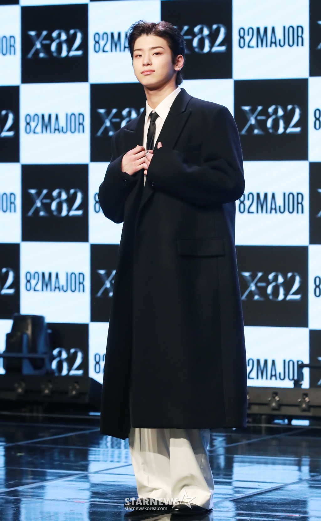 그룹 82메이저(82MAJOR) 김도균이 15일 오전 서울 강남구 일지아트홀에서 진행된 미니 2집 ‘X-82'(엑스-82) 발매기념 쇼케이스에서 포즈를 취하고 있다. 이번 앨범에는 타이틀곡 ‘혀끝'(Stuck)을 비롯해 ‘가시밭길도 괜찮아'(Thorns), ‘Face Time'(페이스 타임), ‘Gossip'(가십) 등 총 4곡이 수록됐다. /2024.10.15 /사진=이동훈