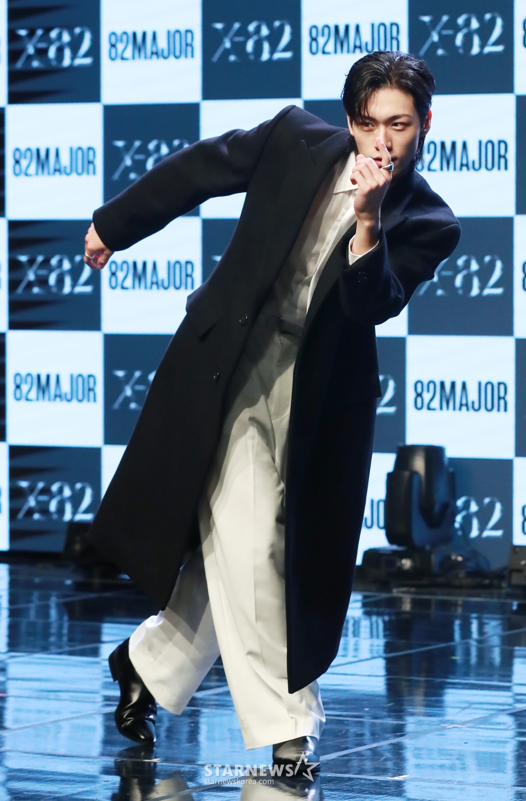 그룹 82메이저(82MAJOR) 박석준이 15일 오전 서울 강남구 일지아트홀에서 진행된 미니 2집 ‘X-82'(엑스-82) 발매기념 쇼케이스에서 포즈를 취하고 있다. 이번 앨범에는 타이틀곡 ‘혀끝'(Stuck)을 비롯해 ‘가시밭길도 괜찮아'(Thorns), ‘Face Time'(페이스 타임), ‘Gossip'(가십) 등 총 4곡이 수록됐다. /2024.10.15 /사진=이동훈