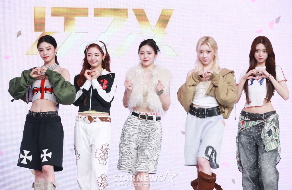 걸그룹 있지(ITZY)가 15일 오후 서울 여의도 콘래드호텔에서 진행된 새 미니 앨범 'GOLD'(골드) 발매기념 기자간담회에 앞서 포즈를 취하고 있다. /2024.10.15 /사진=이동훈
