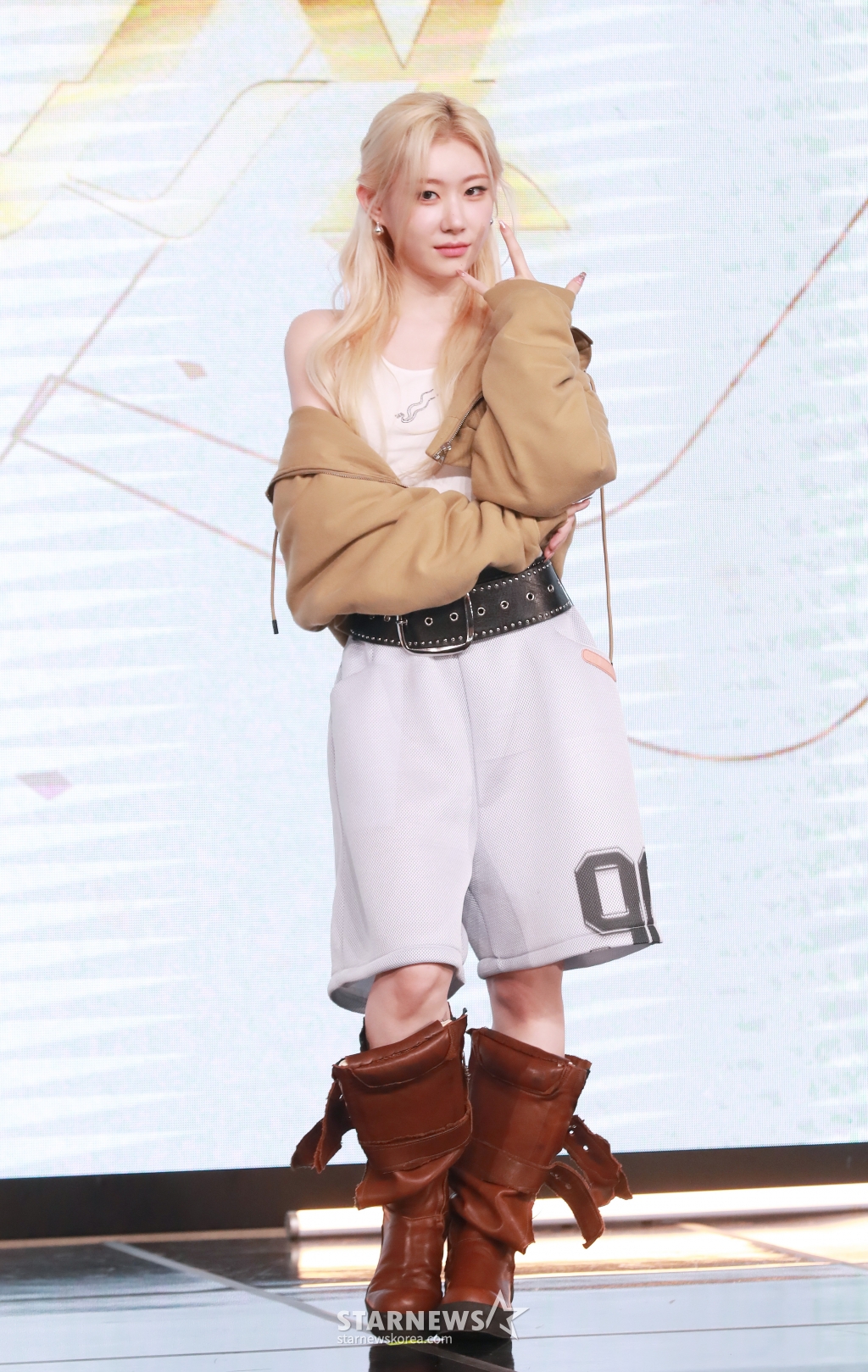 걸그룹 있지(ITZY) 채령이 15일 오후 서울 여의도 콘래드호텔에서 진행된 새 미니 앨범 'GOLD'(골드) 발매기념 기자간담회에 앞서 포즈를 취하고 있다. /2024.10.15 /사진=이동훈
