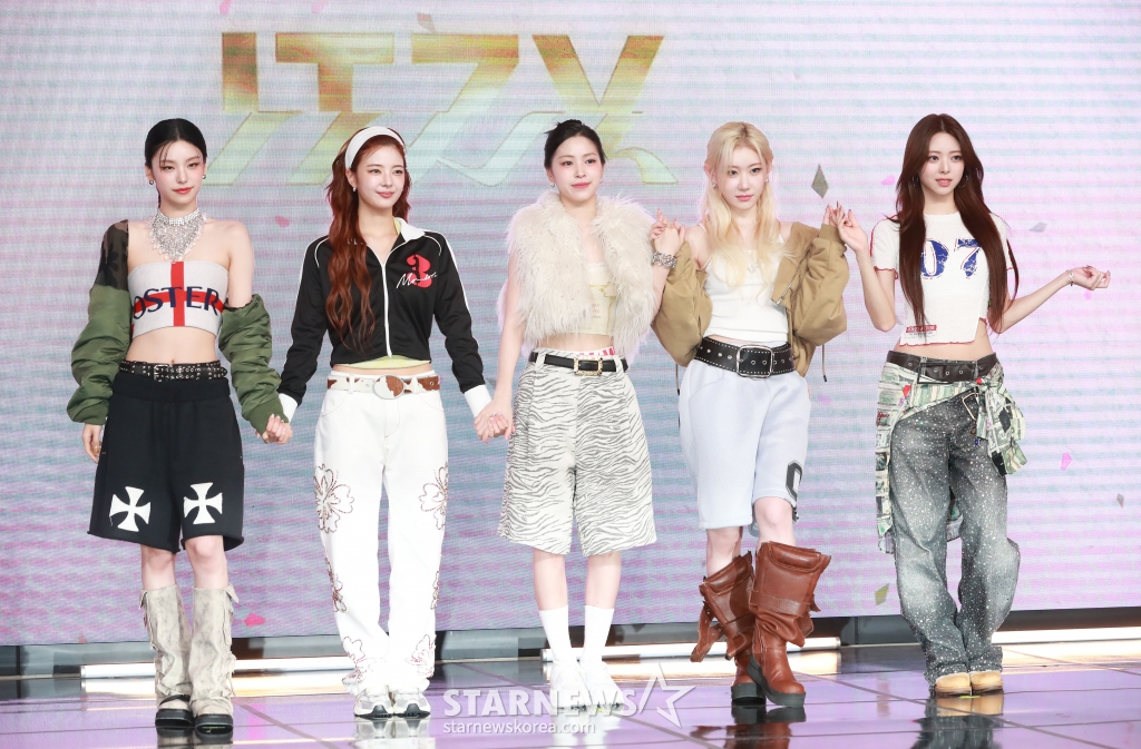 걸그룹 있지(ITZY)가 15일 오후 서울 여의도 콘래드호텔에서 진행된 새 미니 앨범 'GOLD'(골드) 발매기념 기자간담회에 앞서 포즈를 취하고 있다. /2024.10.15 /사진=이동훈