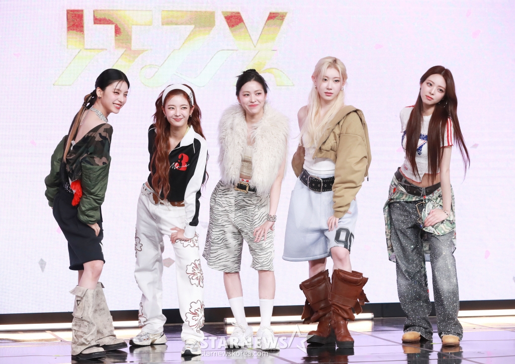 걸그룹 있지(ITZY)가 15일 오후 서울 여의도 콘래드호텔에서 진행된 새 미니 앨범 'GOLD'(골드) 발매기념 기자간담회에 앞서 포즈를 취하고 있다. /2024.10.15 /사진=이동훈