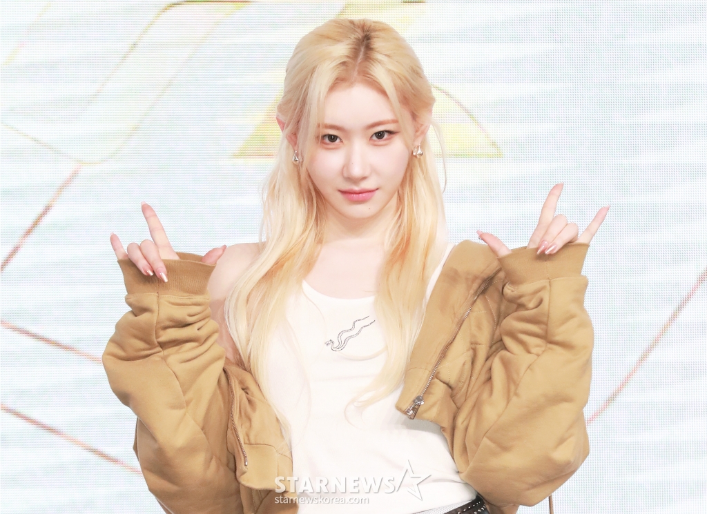 걸그룹 있지(ITZY) 채령이 15일 오후 서울 여의도 콘래드호텔에서 진행된 새 미니 앨범 'GOLD'(골드) 발매기념 기자간담회에 앞서 포즈를 취하고 있다. /2024.10.15 /사진=이동훈