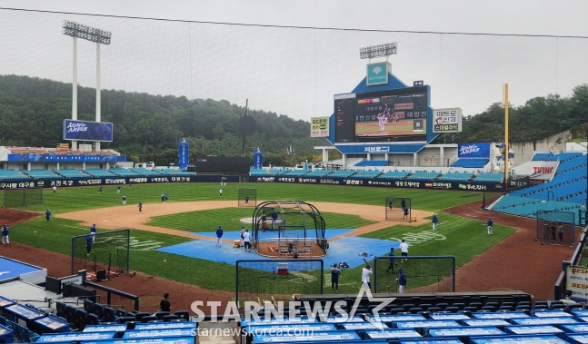 15일 PO 2차전을 앞두고 삼성 선수들이 훈련을 하고 있다. /사진=안호근 기자