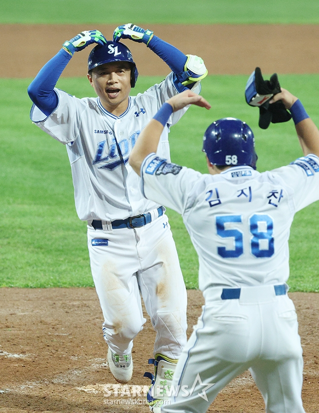 '2024 KBO 포스트시즌 플레이오프 2차전' 삼성-LG전이 15일 대구 삼성라이온즈파크에서 열렸다. 삼성 김헌곤(왼쪽)이 7회말 무사 1루에서 2점 홈런(연타석)을 날린 후 홈인하고 있다. /사진=김진경 대기자