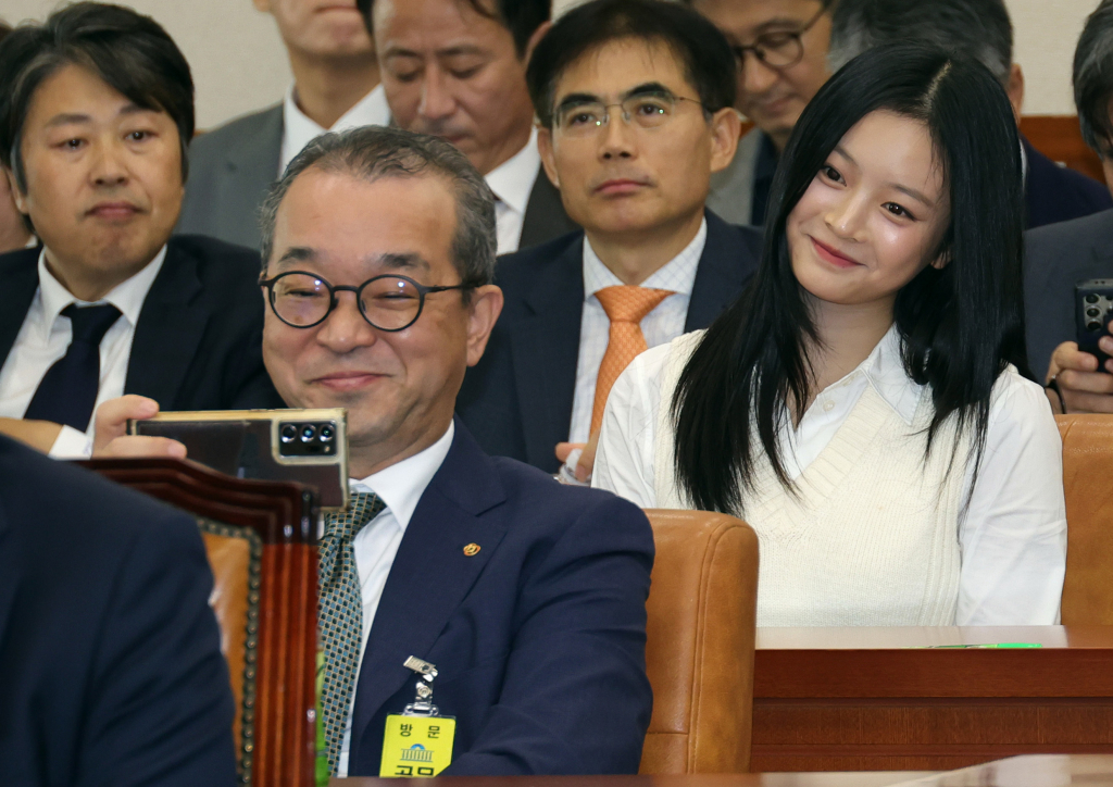 (서울=뉴스1) 국회사진취재단 = 정인섭 한화오션 거제사업장 사장과 그룹 뉴진스의 하니가 15일 오후 서울 여의도 국회 환경노동위원회에서 열린 경제사회노동위원회, 중앙노동위원회, 최저임금위원회 등에 대한 국정감사에 출석, 사진을 찍고 있다. 2024.10.15/뉴스1 Copyright (C) 뉴스1. All rights reserved. 무단 전재 및 재배포, AI학습 이용 금지. /사진=(서울=뉴스1) 국회사진취재단