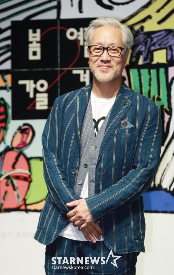 밴드 봄여름가을겨울 김종진이 16일 오후 서울 마포구 CJ아지트 광흥창에서 열린 '나의 아름다운 노래가 당신의 마음을 깨끗하게 할 수 있다면 35th Anniversary 2024 MIX' 발매 기념 기자간담회에 앞서 포즈를 취하고 있다. /2024.10.16