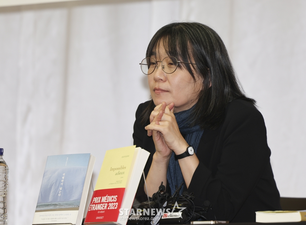 [서울=뉴시스] ‘2024년 노벨 문학상’ 영예는 우리나라 소설가 한강에게 돌아갔다. 한국인이 노벨상을 수상한 것은 지난 2000년 평화상을 탄 고 김대중 전 대통령에 이어 두번째다.사진은 지난해 11월 서울 양천구 한국방송회관에서 열린 기자간담회에 참석한 한강 작가. 2024.10.10. photo@newsis.com /사진=김근수