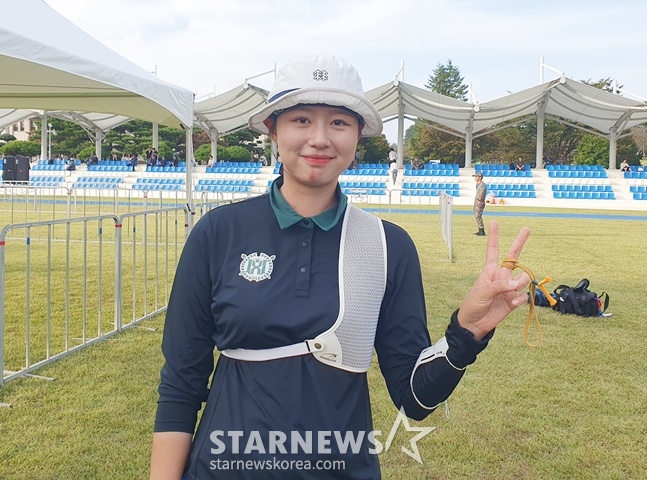 임시현(한국체대)이 16일 경남 진주시 공군교육사령부 연병장에서 열린 제105회 전국체육대회 양궁 여자 대학부 결승에서 우승을 차지한 후 포즈를 취하고 있다. /사진=양정웅 기자