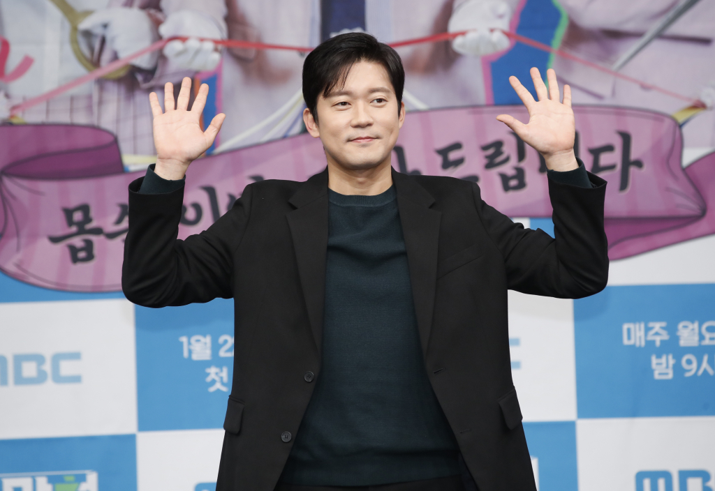 (서울=뉴스1) 권현진 기자 = 김대호 아나운서 22일 오후 서울 마포구 상암 MBC 골든마우스홀에서 열린 MBC '도망쳐 : 손절 대행 서비스' 제작발표회에서 포즈를 취하고 있다. '도망쳐'는 현대인들의 인간관계 중 애매하게 선을 넘는 '몹쓸 인연'에 대한 고민을 다루는 예능 프로그램이다. 2024.1.22/뉴스1 Copyright (C) 뉴스1. All rights reserved. 무단 전재 및 재배포, AI학습 이용 금지. /사진=(서울=뉴스1) 권현진 기자