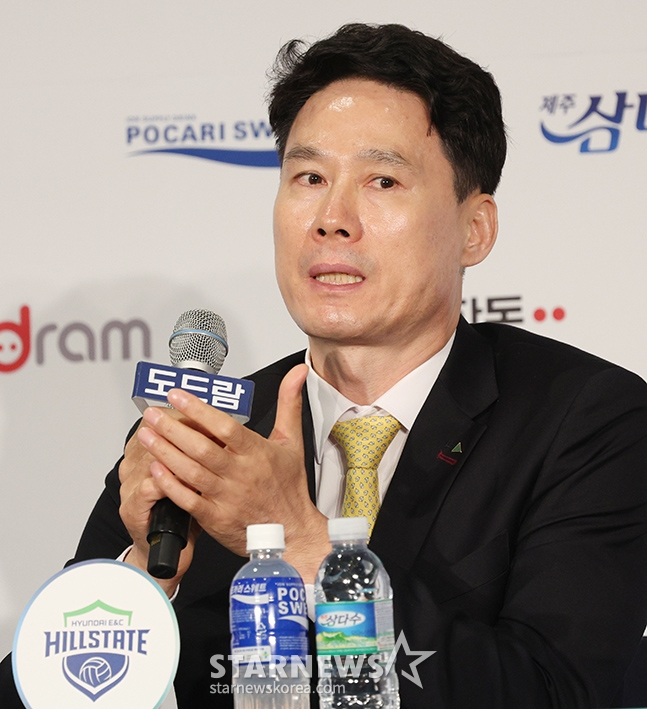 도드람 2024~2025 V-리그 여자부 미디어데이가 16일 오후 서울 서초구 더케이호텔서울에서 열렸다. 현대건설 강성형 감독이 출시표를 밝히고 있다. /사진=김진경 대기자