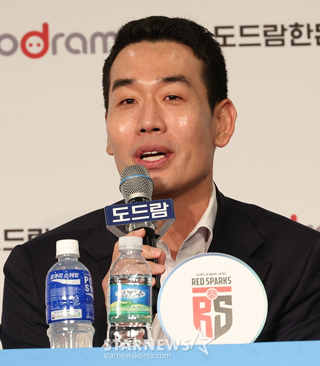 도드람 2024~2025 V-리그 여자부 미디어데이가 16일 오후 서울 서초구 더케이호텔서울에서 열렸다. 정관장 고희진 감독이 출사표를 밝히고 있다. /사진=김진경 대기자