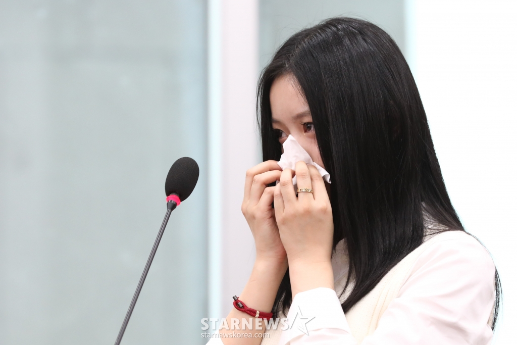(서울=뉴스1) 국회사진취재단 = 그룹 뉴진스(NewJeans)의 하니가 15일 오후 서울 여의도 국회 환경노동위원회에서 열린 경제사회노동위원회, 중앙노동위원회, 최저임금위원회 등에 대한 국정감사에서 의원 질의에 답변 도중 눈물을 흘리고 있다. 2024.10.15/뉴스1 Copyright (C) 뉴스1. All rights reserved. 무단 전재 및 재배포, AI학습 이용 금지. /사진=(서울=뉴스1) 국회사진취재단