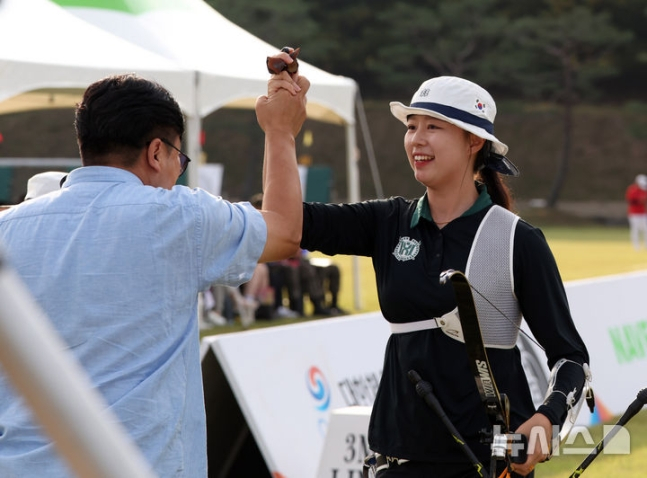 임시현(오른쪽)이 16일 경남 진주시 공군교육사령부 연병장에서 열린 제105회 전국체육대회 양궁 여자 대학부 결승에서 우승한 뒤 코치와 기쁨을 나누고 있다. /사진=뉴시스