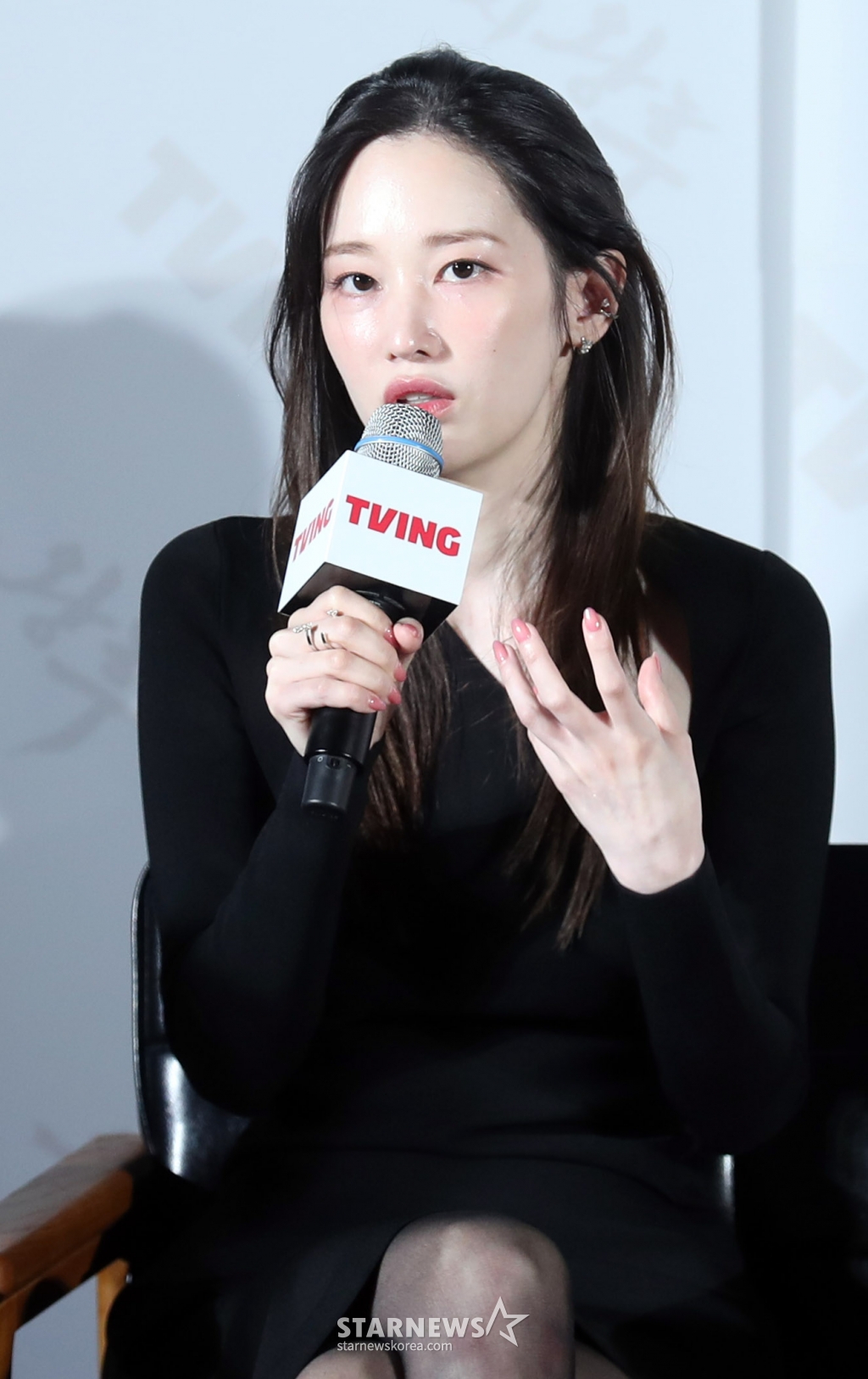 배우 전종서가 27일 오후 서울 용산CGV에서 열린 TVING 오리지널 '우씨왕후' 제작발표회에 참석해 포즈를 질문에 답하고 있다. 드라마 '우씨왕후'는 갑작스러운 왕의 죽음으로 왕위를 노리는 왕자들과 권력을 잡으려는 다섯 부족의 표적이 된 왕후가 24시간 안에 새로운 왕을 세우기 위해 사투를 벌이는 추격 액션 사극으로 오는 29일 공개된다. 2024.08.27 /사진=임성균