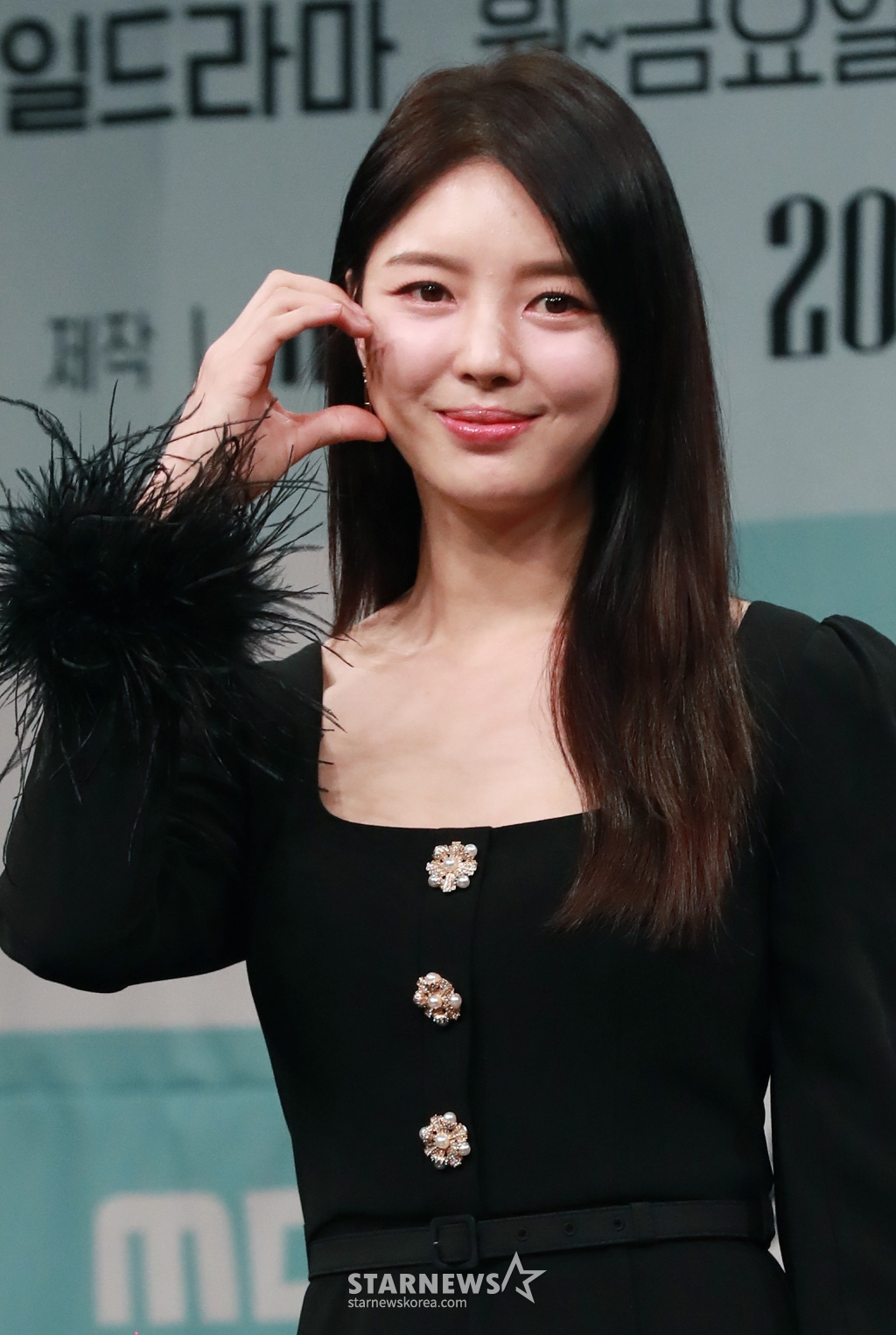 배우 엄현경이 3일 오후 서울 마포구 상암동 MBC에서 진행된 MBC 일일극 '용감무쌍 용수정' 제작발표회에 참석해 포즈를 취하고 있다. 현대판 거상 임상옥을 꿈꾸는 거침없는 상여자 용수정과 그녀에게 운명을 맡긴 악바리 짠돌이 여의주가 함께하는 화끈하고 통쾌한 로맨스 복수극 '용감무쌍 용수정'은 오는 6일 첫 방송된다. /2024.05.03 /사진=이동훈
