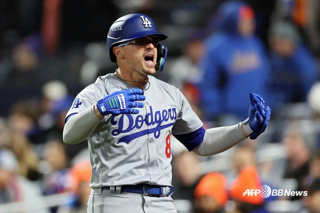 키케 에르난데스가 17일(한국시간) 열린 2024 NLCS 3차전에서 6회 초 2점 홈런을 터트린 후 기뻐하고 있다. /AFPBBNews=뉴스1