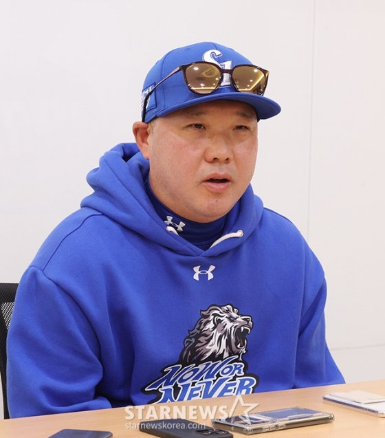 '2024 KBO 포스트시즌 플레이오프 3차전' LG-삼성전이 17일 서울 잠실야구장에서 열렸다. 박진만 삼성 감독이 경기 전 진행된 인터뷰에서 기자들의 질문에 답하고 있다. /사진=김진경 대기자