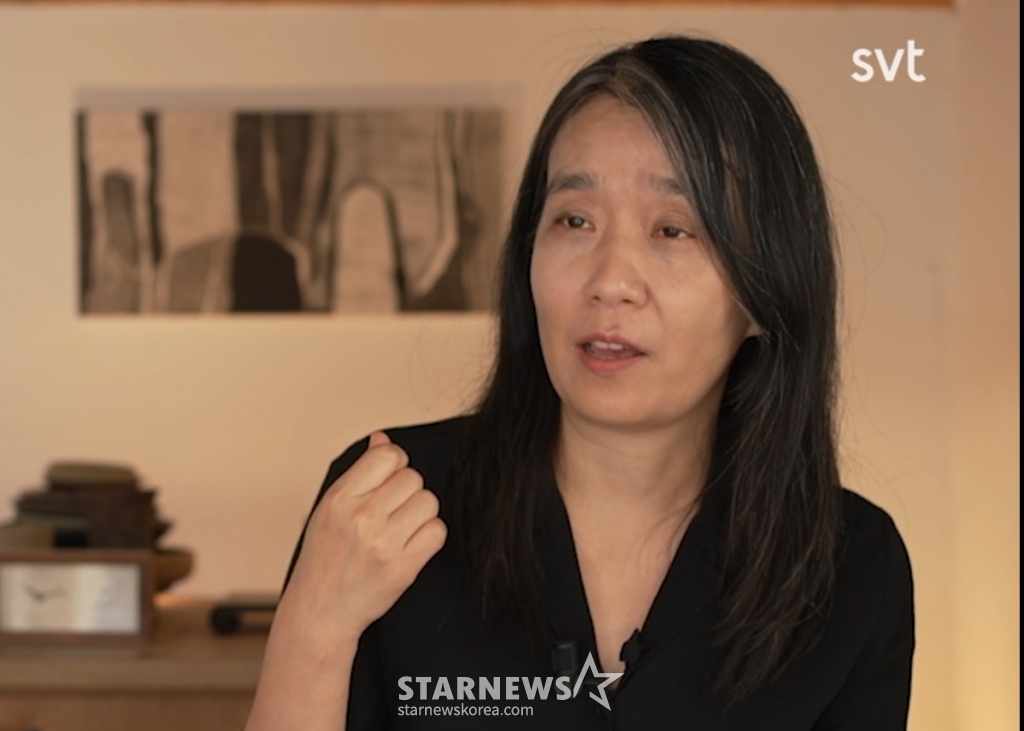 (서울=뉴스1) = 노벨 문학상 수상자인 소설가 한강이 지난 13일 스웨덴 공영 방송 SVT와 인터뷰를 하고 있다. (SVT 영상 캡처) 2024.10.16/뉴스1 Copyright (C) 뉴스1. All rights reserved. 무단 전재 및 재배포, AI학습 이용 금지. /사진=(서울=뉴스1)