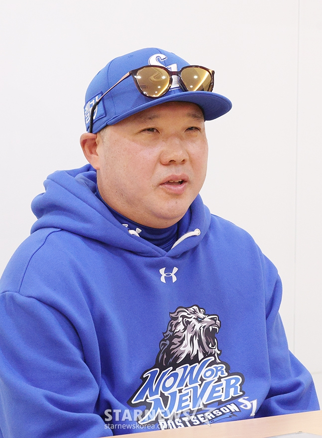 '2024 KBO 포스트시즌 플레이오프 3차전' LG-삼성전이 17일 서울 잠실야구장에서 열렸다. 박진만 삼성 감독이 경기 전 진행된 인터뷰에서 기자들의 질문에 답하고 있다. /사진=김진경 대기자