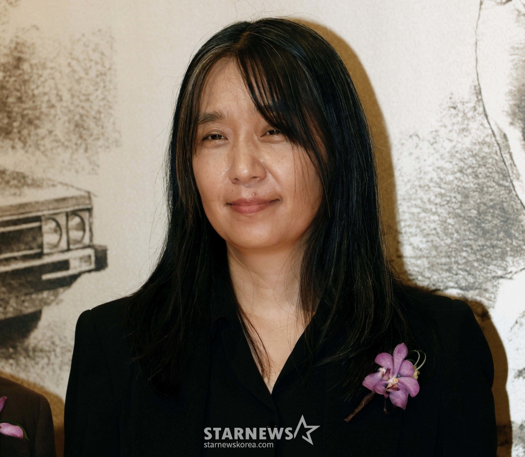 (서울=뉴스1) 사진공동취재단 = 한국인 최초로 노벨문학상을 수상한 한강 작가가 17일 오후 서울 강남구 아이파크타워에서 열린 제18회 포니정 혁신상 시상식에 참석하고 있다. HDC그룹의 비영리재단인 포니정재단은 한강이 노벨문학상 수상자로 선정되기 전인 지난 9월, 제18회 포니정 혁신상의 주인공으로 한강을 선택했다. 2024.10.17/뉴스1 Copyright (C) 뉴스1. All rights reserved. 무단 전재 및 재배포, AI학습 이용 금지. /사진=(서울=뉴스1) 사진공동취재단
