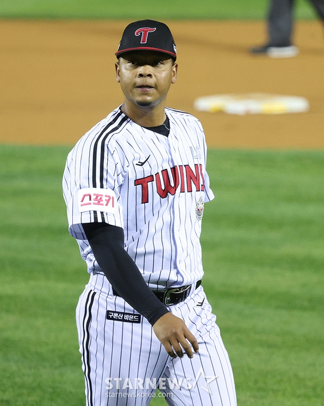 '2024 KBO 포스트시즌 플레이오프 3차전' LG-삼성전이 17일 서울 잠실야구장에서 열렸다. 6회 구원 등판한 LG 에르난데스가 실점 위기를 넘긴 후 세리머니를 선보이며 더그아윳으로 향하고 있다.