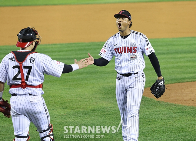 '2024 KBO 포스트시즌 플레이오프 3차전' LG-삼성전이 17일 서울 잠실야구장에서 열렸다. LG 에르난데스가 9회 경기를 1-0 승리로 매조지한 후 포효하고 있다.