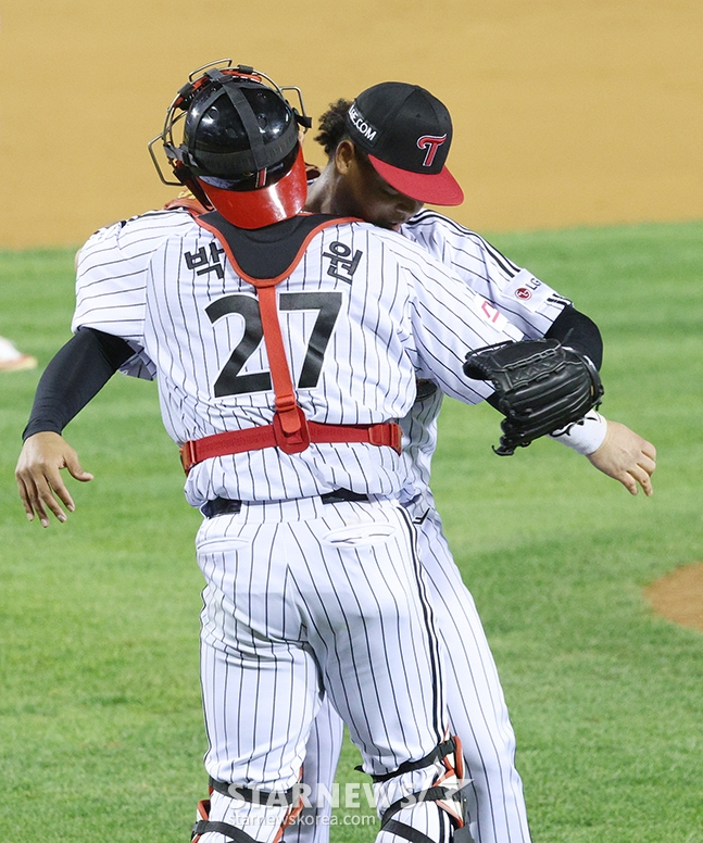 '2024 KBO 포스트시즌 플레이오프 3차전' LG-삼성전이 17일 서울 잠실야구장에서 열렸다. LG 에르난데스가 9회 경기를 1-0 승리로 매조지한 후 포수 박동원과 기뻐하고 있다.