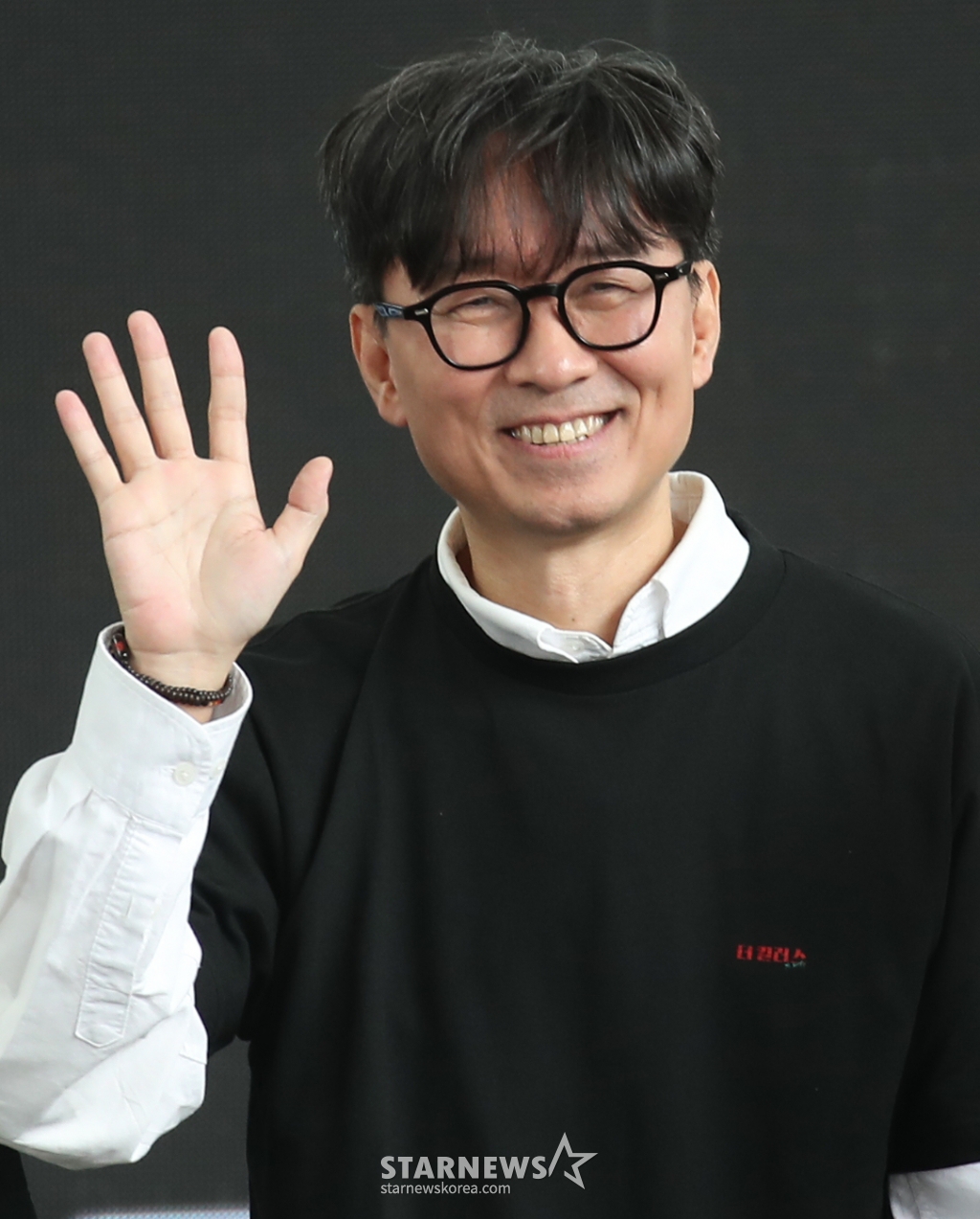 (부산=뉴스1) 권현진 기자 = 장항준 감독이 5일 부산 해운대구 영화의전당 야외극장에서 열린 영화 ‘더 킬러스’ 야외 무대 행사에 참석해 인사를 하고 있다. 2024.10.4/뉴스1 Copyright (C) 뉴스1. All rights reserved. 무단 전재 및 재배포, AI학습 이용 금지. /사진=(부산=뉴스1) 권현진 기자