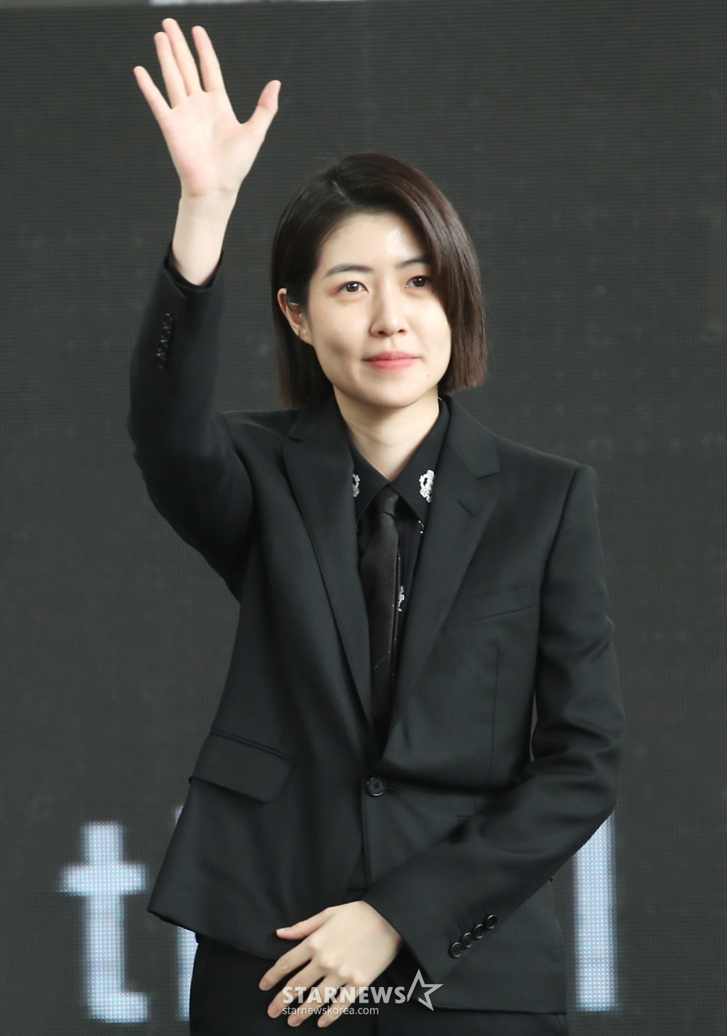 (부산=뉴스1) 권현진 기자 = 배우 심은경이 5일 부산 해운대구 영화의전당 야외극장에서 열린 영화 ‘더 킬러스’ 야외 무대 행사에 참석해 인사를 하고 있다. 2024.10.4/뉴스1 Copyright (C) 뉴스1. All rights reserved. 무단 전재 및 재배포, AI학습 이용 금지. /사진=(부산=뉴스1) 권현진 기자