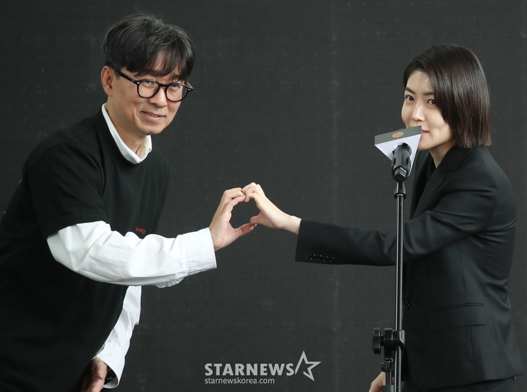(부산=뉴스1) 권현진 기자 = 장항준 감독과 배우 심은경(오른쪽)이 5일 부산 해운대구 영화의전당 야외극장에서 열린 영화 ‘더 킬러스’ 야외 무대 행사에 참석해 하트를 그리고 있다. 2024.10.4/뉴스1 Copyright (C) 뉴스1. All rights reserved. 무단 전재 및 재배포, AI학습 이용 금지. /사진=(부산=뉴스1) 권현진 기자