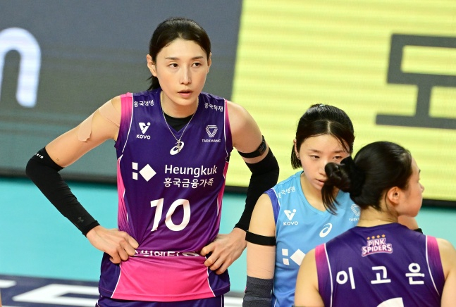김연경(맨 왼쪽). /사진=한국배구연맹 제공