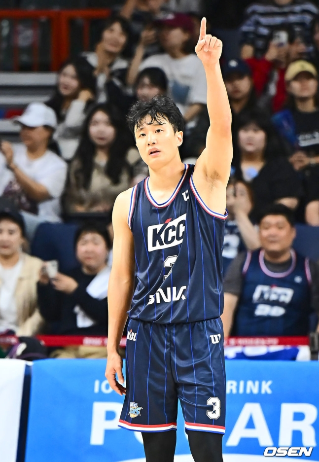KCC 허웅이 19일 열린 KT와 개막전 승리 후 기뻐하고 있다.