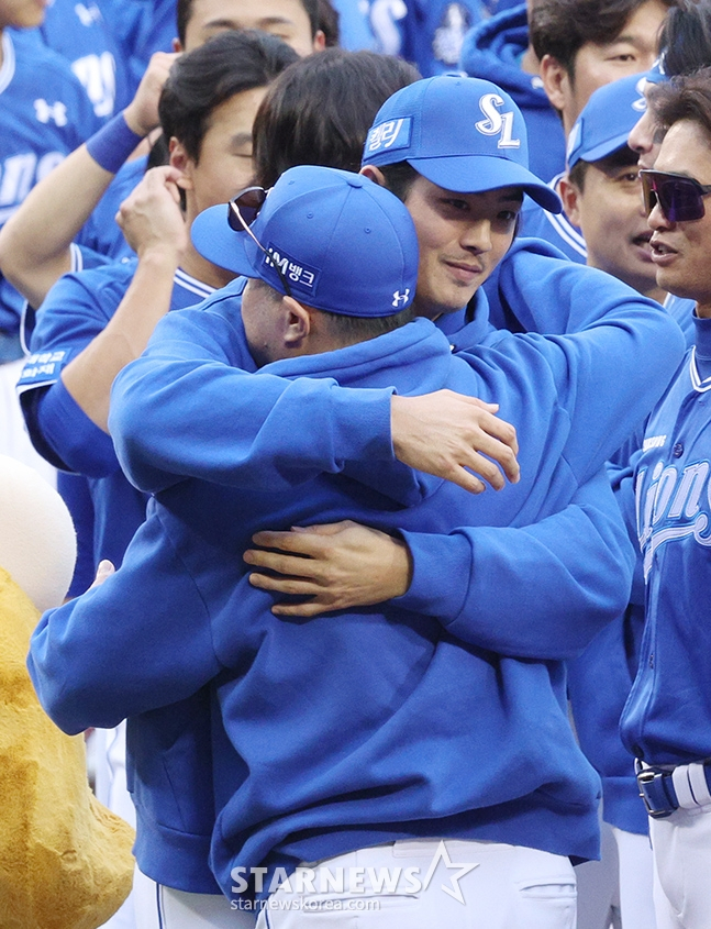 '2024 KBO 포스트시즌 플레이오프 4차전' LG-삼성전이 19일 서울 잠실야구장에서 열렸다. LG에 1-0 승리를 거두며 한국시리즈 진출을 확정한 삼성 선수들이 기쁨을 나누고 있다. 구자욱이 박진만 감독과 포옹하고 있다. /사진=김진경 대기자