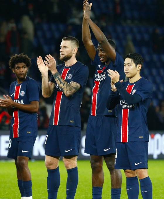 이강인(가장 오른쪽)이 PSG 동료들과 함께 팬들에게 인사하고 있다. /사진=파리 생제르망 공식 사회관계망서비스(SNS)
