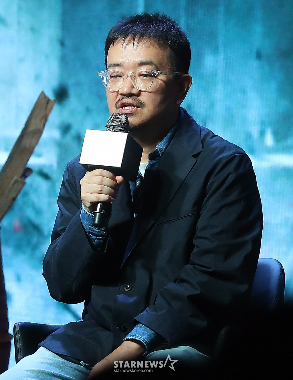연상호 감독이 21일 오전 서울 JW메리어트 동대문스퀘어에서 진행된 넷플릭스 '지옥 시즌2' 제작발표회에 참석해 인사말을 하고 있다. '지옥' 시즌2는 계속되는 지옥행 고지로 더욱 혼란스러워진 세상, 갑작스레 부활한 새진리회 정진수(김성철 분) 의장과 박정자(김신록 분)를 둘러싸고 소도의 민혜진(김현주 분) 변호사와 새진리회, 화살촉 세력이 새롭게 얽히면서 벌어지는 이야기다. 오는 25일 공개. 2024.10.21 /사진=김창현