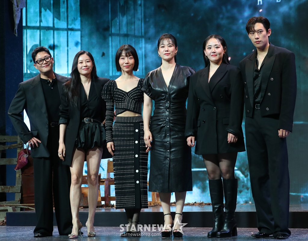 배우 임성재, 문소리, 김신록, 김현주, 문근영, 김성철이 21일 오전 서울 JW메리어트 동대문스퀘어에서 진행된 넷플릭스 '지옥 시즌2' 제작발표회에 참석해 포즈를 취하고 있다. '지옥' 시즌2는 계속되는 지옥행 고지로 더욱 혼란스러워진 세상, 갑작스레 부활한 새진리회 정진수(김성철 분) 의장과 박정자(김신록 분)를 둘러싸고 소도의 민혜진(김현주 분) 변호사와 새진리회, 화살촉 세력이 새롭게 얽히면서 벌어지는 이야기다. 오는 25일 공개. 2024.10.21 /사진=김창현
