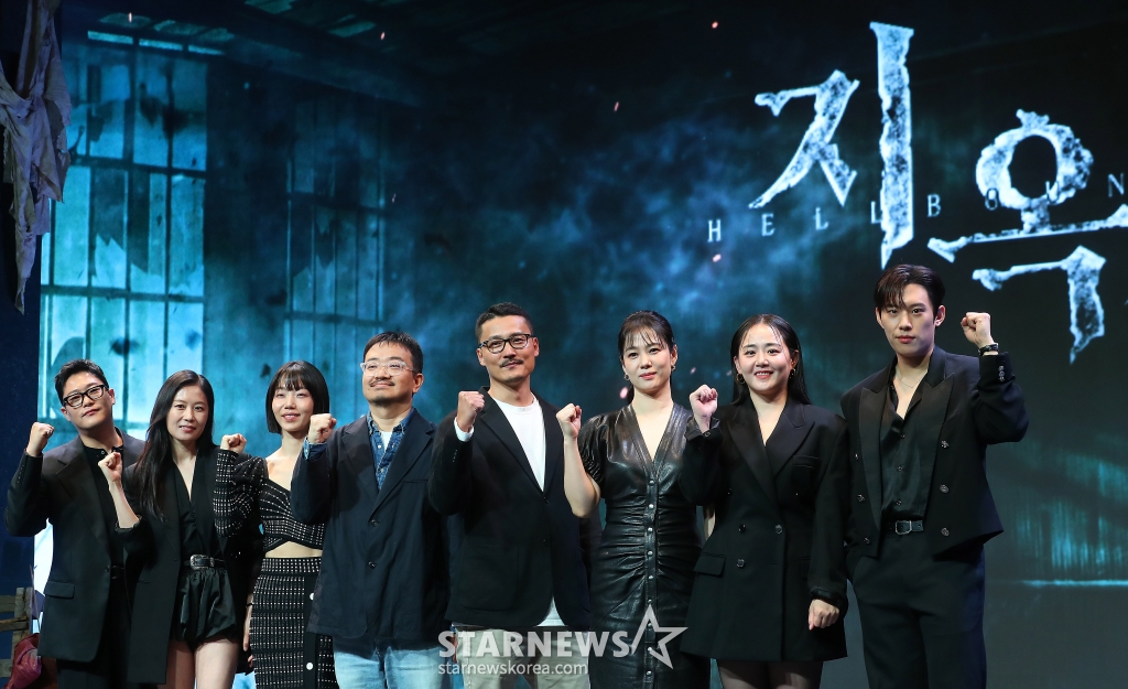 연상호 감독, 최규석 작가(가운데), 배우 임성재, 문소리, 김신록, 김현주, 문근영, 김성철이 21일 오전 서울 JW메리어트 동대문스퀘어에서 진행된 넷플릭스 '지옥 시즌2' 제작발표회에 참석해 포즈를 취하고 있다. '지옥' 시즌2는 계속되는 지옥행 고지로 더욱 혼란스러워진 세상, 갑작스레 부활한 새진리회 정진수(김성철 분) 의장과 박정자(김신록 분)를 둘러싸고 소도의 민혜진(김현주 분) 변호사와 새진리회, 화살촉 세력이 새롭게 얽히면서 벌어지는 이야기다. 오는 25일 공개. 2024.10. /사진=김창현