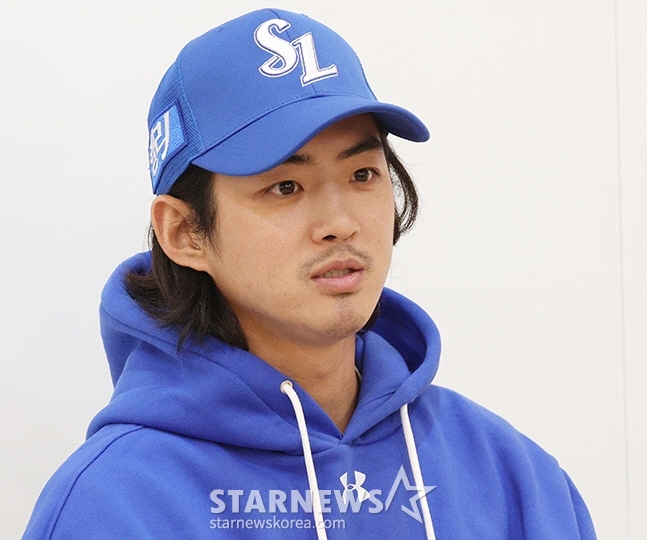 삼성 구자욱이 지난 14일 우천 취소된 PO 2차전을 앞두고 인터뷰를 하고 있다. /사진=김진경 대기자