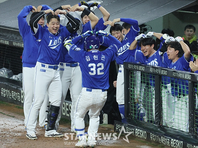 '2024 KBO 포스트시즌 한국시리즈 1차전' KIA-삼성전이 21일 광주-기아챔피언스필드에서 열렸다. 삼성 김헌곤이 6회초 무사에서 선제 우월 1점 홈런을 날린 후 홈인하고 있다. /사진=김진경 대기자