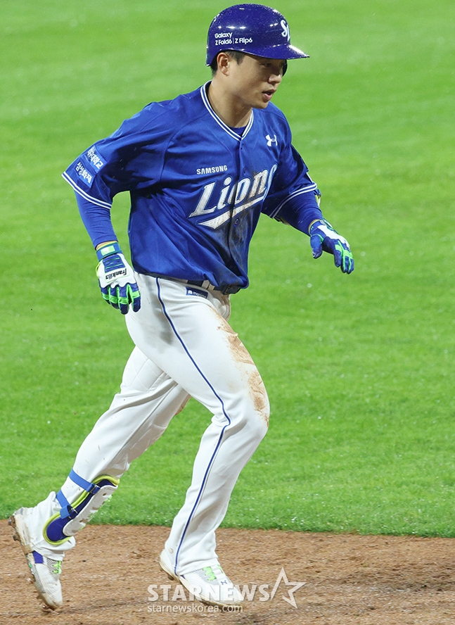 '2024 KBO 포스트시즌 한국시리즈 1차전' KIA-삼성전이 21일 광주-기아챔피언스필드에서 열렸다. 삼성 김헌곤이 6회초 무사에서 선제 우월 1점 홈런을 날린 후 홈인하고 있다. /사진=김진경 대기자