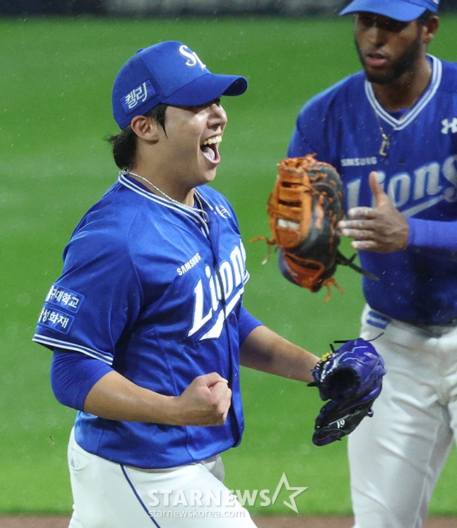 '2024 KBO 포스트시즌 한국시리즈 1차전' KIA-삼성전이 21일 광주-기아챔피언스필드에서 열렸다. 삼성 선발 원태인이 4회말 2사 1,2루애서 KIA 최원준이 날린 타구를 처리한 후 포효하고 있다. /사진=김진경 대기자