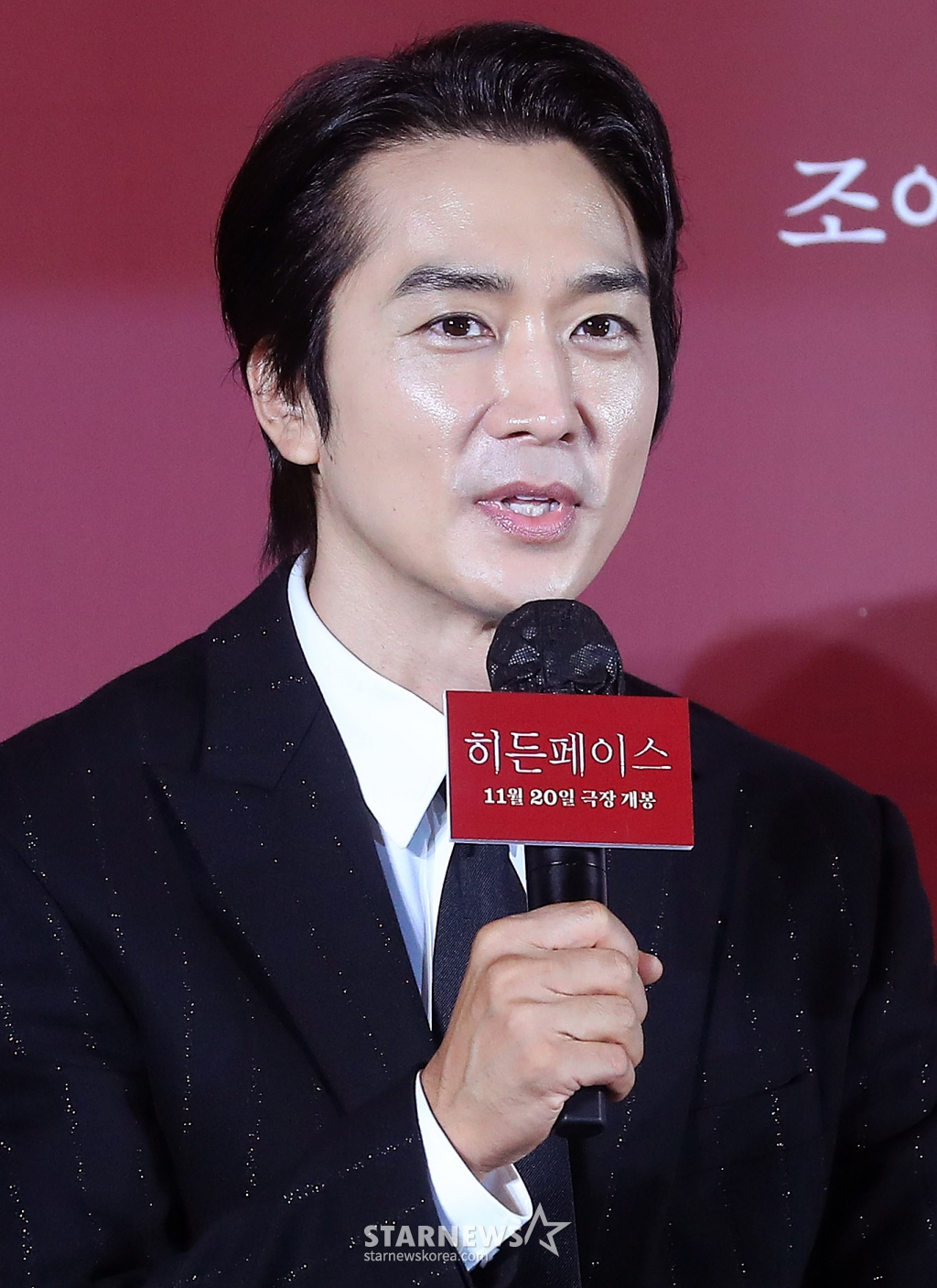 배우 송승헌이 22일 오전 서울 광진구 롯데시네마 건대입구에서 진행된 영화 '히든페이스' 제작보고회에 참석해 인사말을 하고 있다.  '히든페이스'는 한통의 영상편지만 남기고 사라진 약혼녀의 행방을 쫓던 한 남자가 그녀와 관련된 충격적인 비밀을 마주하게 되면서 벌어지는 미스터리 스릴러. 11월 20일 개봉. 2024.10.22 /사진=김창현 chmt@