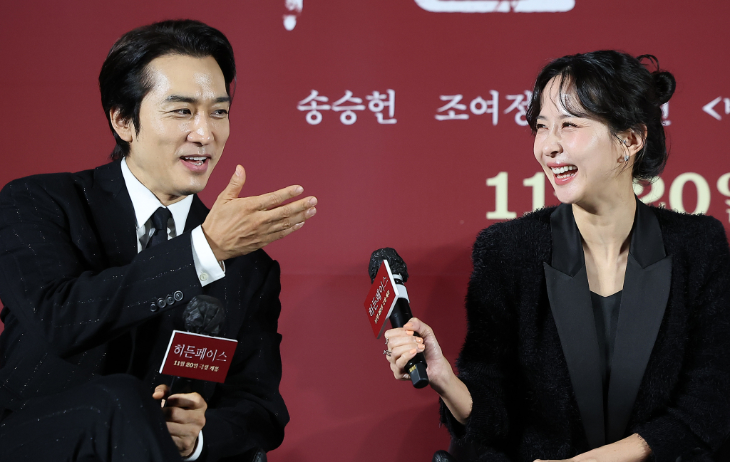 (서울=뉴스1) 김진환 기자 = 배우 송승헌과, 조여정이 22일 서울 광진구 건대 롯데시네마에서 열린 영화 '히든페이스' 제작보고회에 참석해 환하게 웃고 있다. 영화 ‘히든페이스’는 실종된 약혼녀 ‘수연’(조여정)의 행방을 쫓던 ‘성진’(송승헌) 앞에 ‘수연’ 후배 ‘미주’(박지현)가 나타나고, 사라진 줄 알았던 ‘수연’이 그들과 가장 가까운 비밀의 공간에 갇힌 채 벗겨진 민낯을 목격하며 벌어지는 색(色)다른 밀실 스릴러다. 오는 11월 20일 개봉. 2024.10.22/뉴스1 Copyright (C) 뉴스1. All /사진=(서울=뉴스1) 김진환 기자