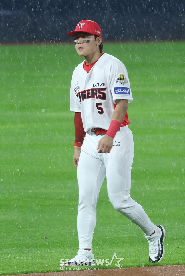 '2024 KBO 포스트시즌 한국시리즈 1차전' KIA-삼성전이 21일 광주-기아챔피언스필드에서 열렸다. 비가 쏟아지길 반복하자 외야에서 몸을 풀던 KIA 김도영이 철수하고 있다. /사진=김진경 대기자