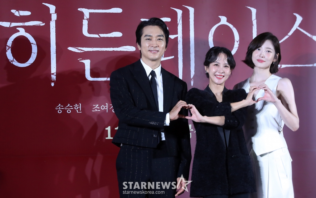 배우 송승헌, 조여정, 박지현이 22일 오전 서울 광진구 롯데시네마 건대입구에서 진행된 영화 '히든페이스' 제작보고회에 참석해 포즈를 취하고 있다. '히든 페이스'는 한통의 영상편지만 남기고 사라진 약혼녀의 행방을 쫓던 한 남자가 그녀와 관련된 충격적인 비밀을 마주하게 되면서 벌어지는 미스터리 스릴러. 11월 20일 개봉. 2024.10.22 /사진=김창현 chmt@
