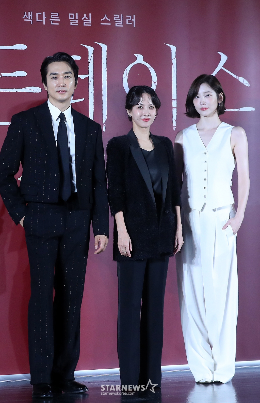 배우 송승헌, 조여정, 박지현이 22일 오전 서울 광진구 롯데시네마 건대입구에서 진행된 영화 '히든페이스' 제작보고회에 참석해 포즈를 취하고 있다. '히든 페이스'는 한통의 영상편지만 남기고 사라진 약혼녀의 행방을 쫓던 한 남자가 그녀와 관련된 충격적인 비밀을 마주하게 되면서 벌어지는 미스터리 스릴러. 11월 20일 개봉. 2024.10.22 /사진=김창현 chmt@